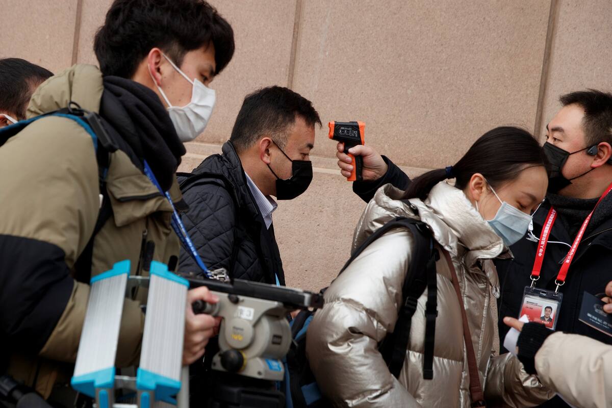 Los síntomas del coronavirus son similares a los de una neumonía, y la fiebre puede ser un indicador temprano