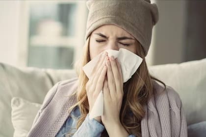 Los síntomas habituales del Covid son fiebre, dolor muscular, tos, resfrío, malestar general y dolor de cabeza