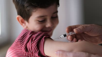 Los síntomas incluyen fiebre alta, tos, conjuntivitis y una erupción que comienza en el rostro y se extiende por el cuerpo