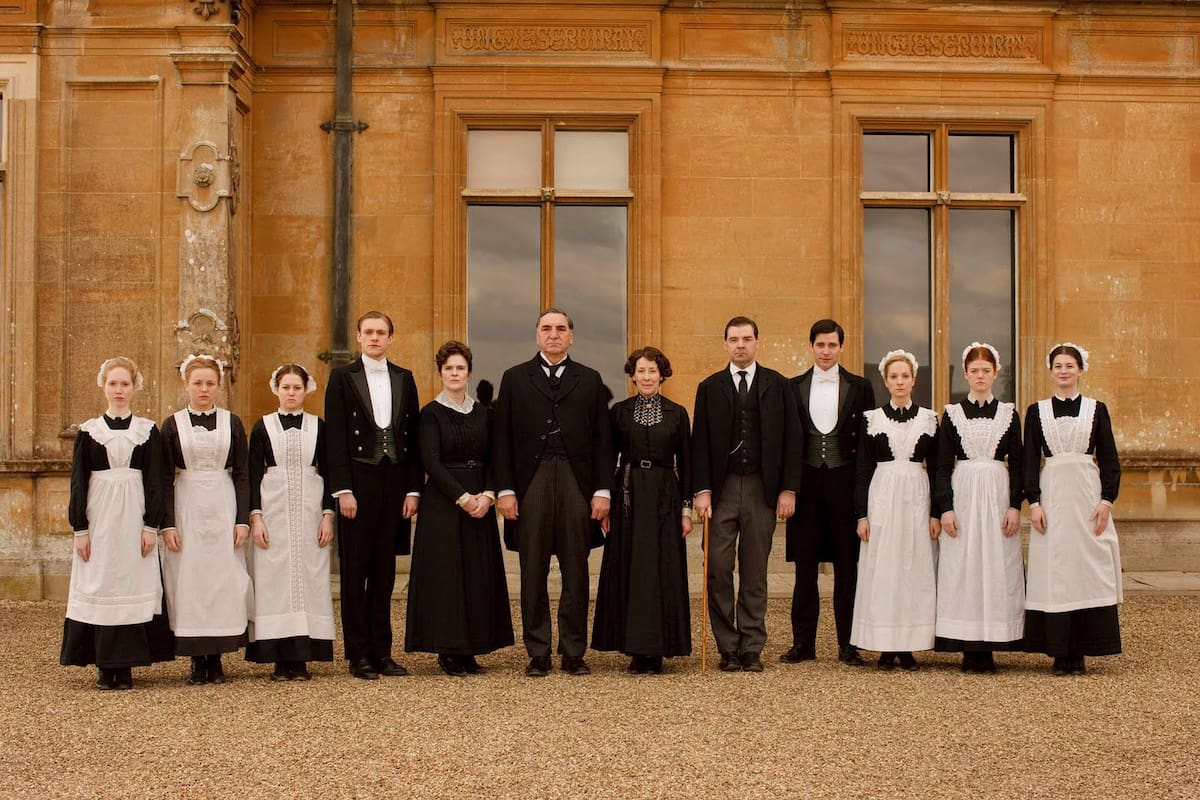 Los sirvientes de la serie Downton Abbey, en una escena en el exterior de la mansión donde trabajan.