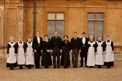 Los sirvientes de la serie Downton Abbey, en una escena en el exterior de la mansión donde trabajan.