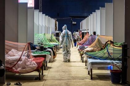 Los sistemas de salud pública de todo el mundo se vieron rápidamente desbordados por la nueva enfermedad infecciosa, para la que no hubo vacuna hasta finales de 2020