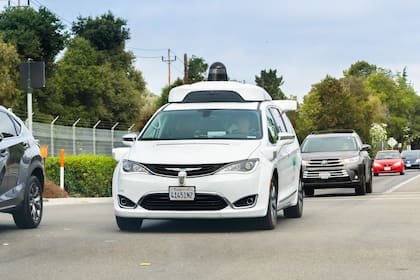 Los sistemas de sensores y cámaras logran un alto grado de reconocimiento del entorno, pero aún existen desafíos que la tecnología debe resolver para reemplazar las destrezas de un conductor humano