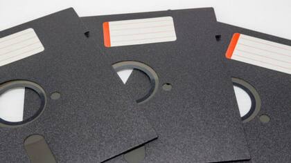 Los sistemas heredados que utilizan discos flexibles deben ser reemplazados, señaló el informe del Pentágono