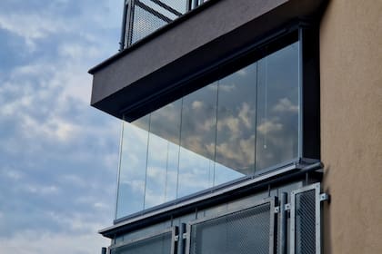 Los sistemas más modernos no tienen perfiles de aluminio y solo se ve el vidrio