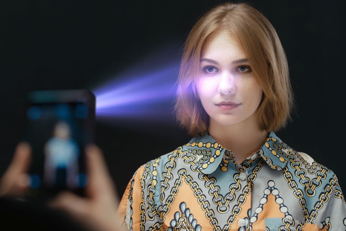 Los sistemas TOF miden el tiempo que le toma a un pulso de luz infrarroja rebotar contra una superficie para crear un modelo 3D del mundo