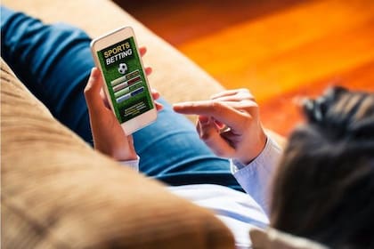 Los sitios de apuestas ilegales se volvieron muy populares entre los adolescentes y están haciendo estragos económicos en muchas familias
