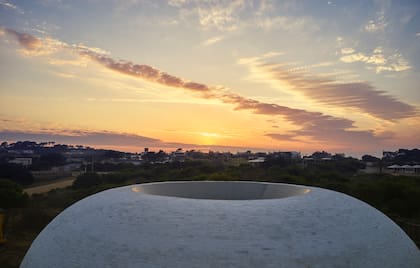Los skyspaces Turrell son una serie de espacios cerrados pero con aberturas en el techo que permiten un contacto directo con el cielo.