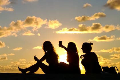 Los smartphones son un aliado indispensable en el verano, sea para utilizar las redes sociales o para guiarse con los mapas digitales en los destinos de verano en el exterior