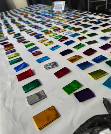 Los sobrecitos de papel glacé con pasta base en su interior, listos para la venta