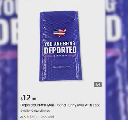 Los sobres azules con la leyenda “Estás siendo deportado” se comercializan en TikTok Shop por apenas 12 dólares