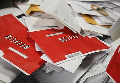 Los sobres que incluían las películas de Netflix en DVD