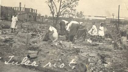 Los sobrevivientes de la masacre de Tulsa buscan entre los edificios destruidos