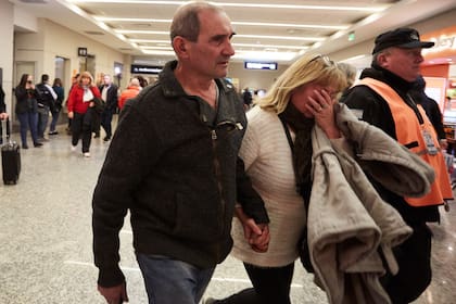 Los sobrevivientes y sus familiares vuelven a casa, tras la tragedia, con sentimientos encontrados