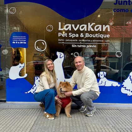 Los socios de Lavakan Argentina: Stephanie y Robert Watson junto a Malika