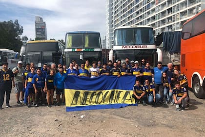 Los socios de Necochea junto al micro Necobus, que tiene una capacidad para 58 personas.