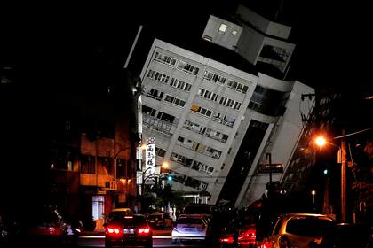 Los socorristas intentan ingresar en un edificio en riesgo de derrumbe en Hualien