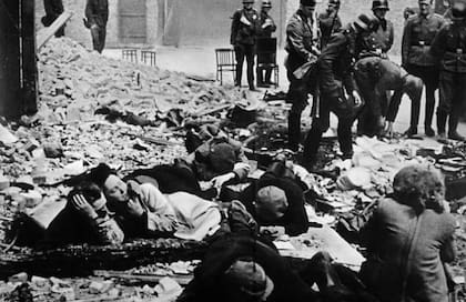 Los soldados alemanes revisaban a los muertos en el gueto de Varsovia, 1943 (Foto: Getty Images)
