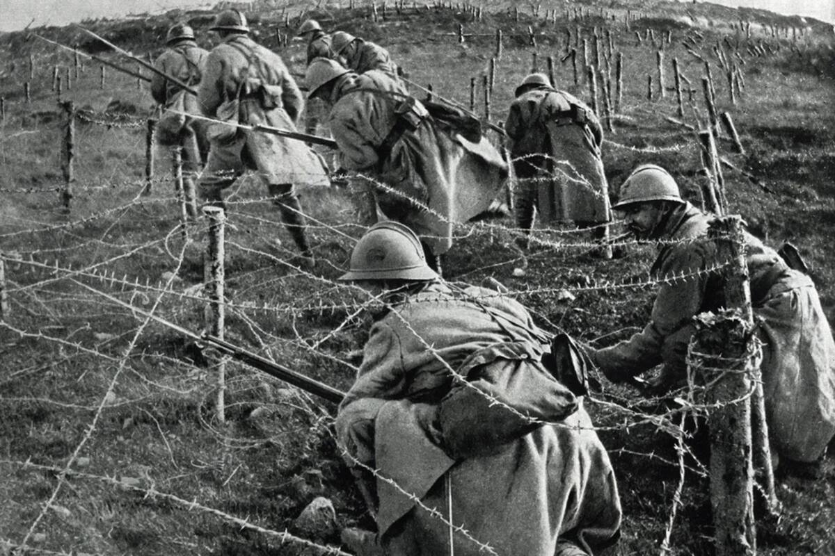 Los soldados franceses se mueven en ataque desde su trinchera durante la batalla de Verdún, en el marco de la Primera Guerra Mundial