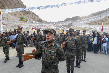 Los soldados indios presentan sus respetos durante el funeral de su camarada, el soldado de las fuerzas especiales de India de origen tibetano Nyima Tenzin en Leh, el 7 de septiembre de 2020