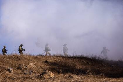 Los soldados israelíes se trasladan a una posición durante un simulacro en los Altos del Golán anexados el 9 de noviembre de 2023.