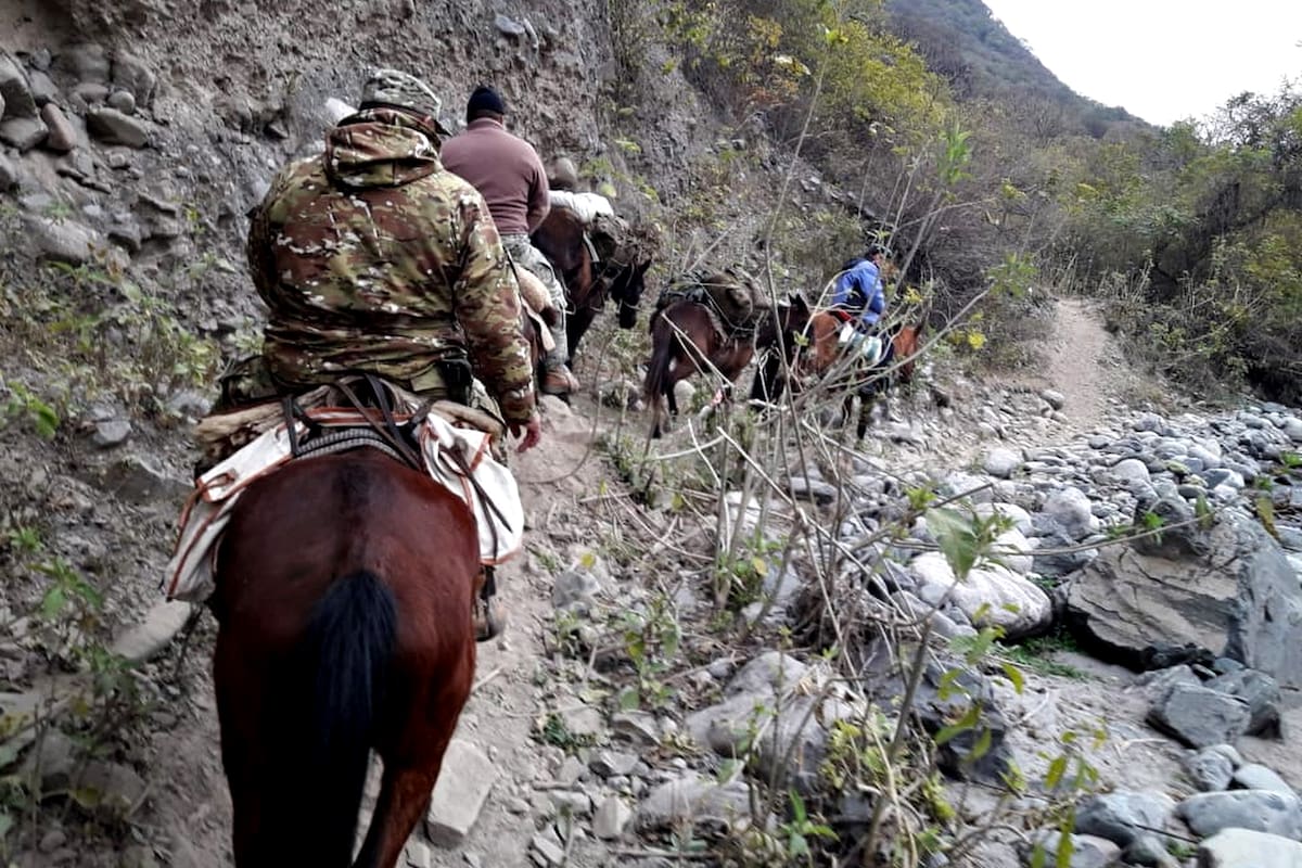 Los soldados llevan una manta, una linterna y poca comida
