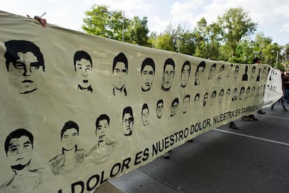 Los soldados mexicanos tienen alguna responsabilidad, por sus acciones u omisiones, en la desaparición de 43 estudiantes de la escuela normal de Ayotzinapa en 2014, según un informe de una comisión gubernamental publicado el 18 de agosto de 2022.