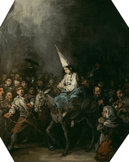 Los sombreros altos y puntiagudos, también conocidos como capirotes o corozas, se utilizaron históricamente como instrumento de persecución
