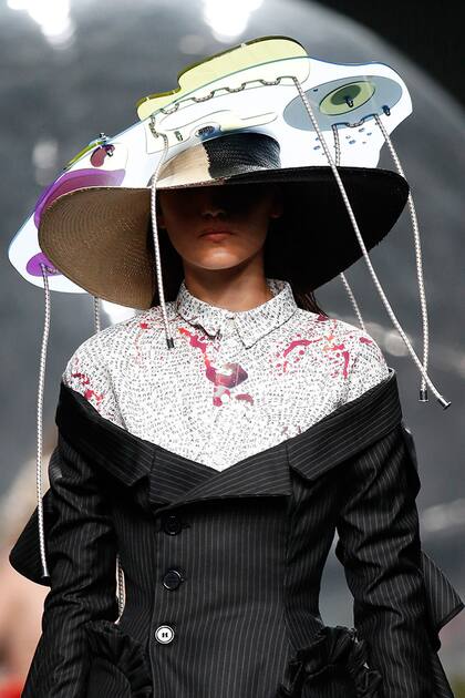 Los sombreros de diseño de Sol Pardo se distinguen en las pasarelas del exterior