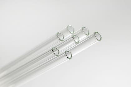 Los sorbetes de vidrio, junto con los de acero o los de bambú son opciones sustentables para disfrutar las bebidas en casa o en el bar