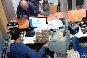 Los sospechosos en el momento de retirar los 24 millones de pesos que le robaron a una empresa de Pilar