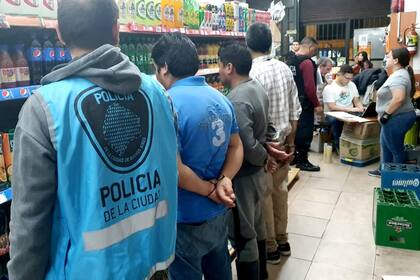 Los sospechosos fueron arrestados en el local ubicado en Defensa al 600