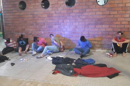 Los sospechosos fueron detenidos por infringir la cuarentena y por tenencia de arma