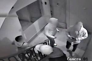 Los sospechosos quedaron grabados durante un robo