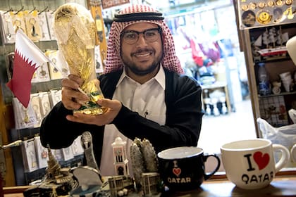 Los sourvenirs de Qatar 2022 se cuelan en los típicos mercados que recorren los turistas