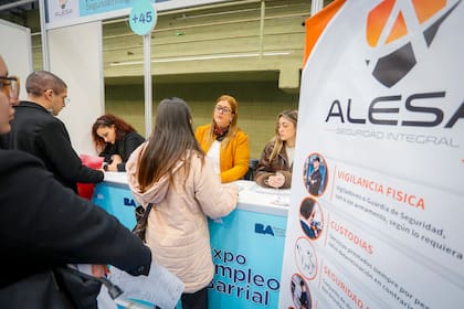 Los stands con el cartel '+45' mantenían posiciones para perfiles con experiencia