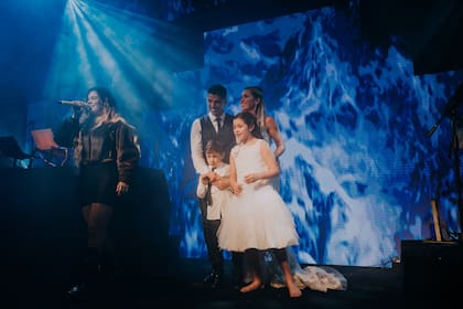 Los Suárez arriba del escenario junto a la colombiana Karol G