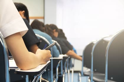 “Los sueños en los que se debe rendir un examen pueden estar relacionados con situaciones en las que uno está inseguro sobre los recursos que tiene o no sabe si va a poder resolver algo determinado”, explica la Lic. Bosco