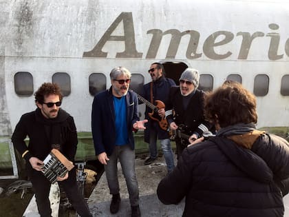 Los Super Ratones y Manuel Moretti, de Estelares, en la grabación del videoclip de Carreras de aviones -nominado a los Gardel-, en la Escuela de Aviación de Morón