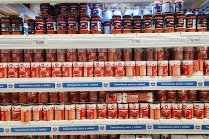 Los supermercados avanzan con la recomposición y la ampliación de stocks de importados