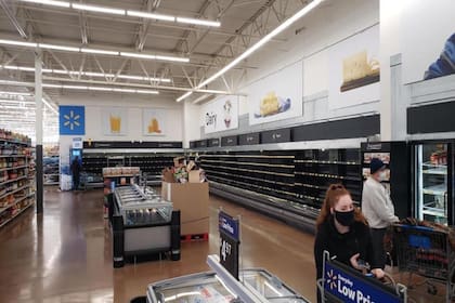 Los supermercados presentan escasez de productos ya que el transporte de los víveres hasta los comercios se dificulta por las rutas congeladas.