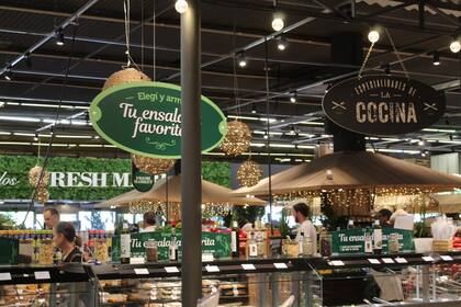 Los supermercados, siempre llenos, una alternativa para quienes quieren reducir los costos en el día a día