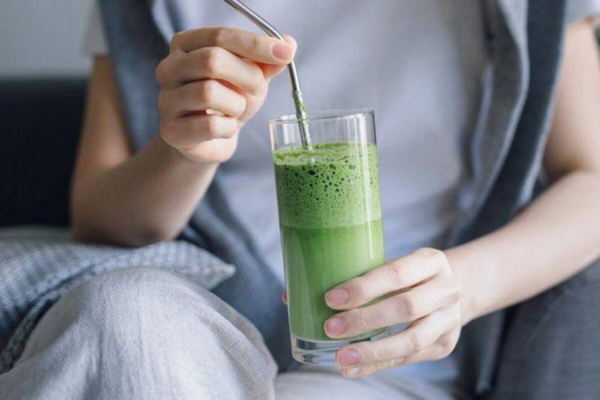Los suplementos en polvo suelen aparecer de color verde cuando se diluyen con agua