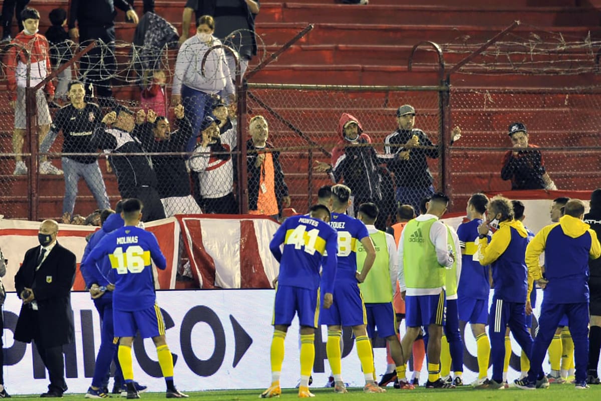 Los suplentes de Boca deben meterse en la cancha por las agresiones de los hinchas de Huracán
