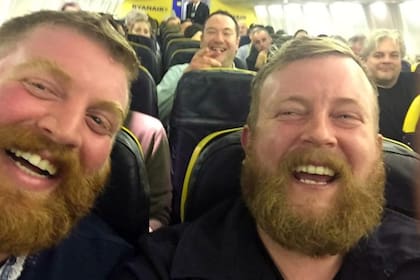 Los supuestos dobles se encontraron en un avión y decidieron tomarse una selfie