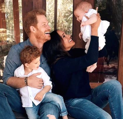 Los Sussex difundieron por primera vez una imagen pública de su familia completa, con Archie y Lilibet