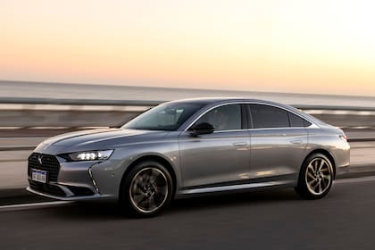 Los SUV aún no han logrado doblegar el gusto por los grandes sedanes de lujo como este DS 9