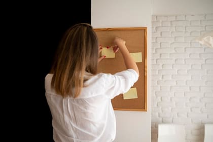 Los tableros de corcho son buenos para fijar fotos, notas, citas inspiradoras y recordatorios