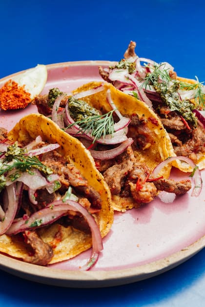 Los tacos de alambre se pueden "picosar" a gusto con las salsas del lugar
