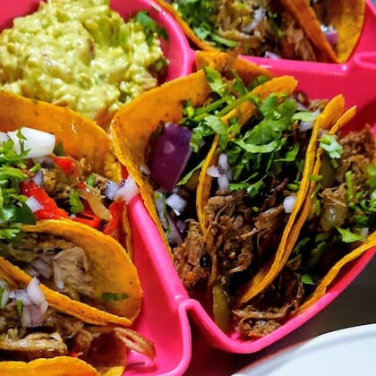 Los tacos de birria, tradicionalmente se hacen con carne de cabra marinado en salsa de tomate picante.